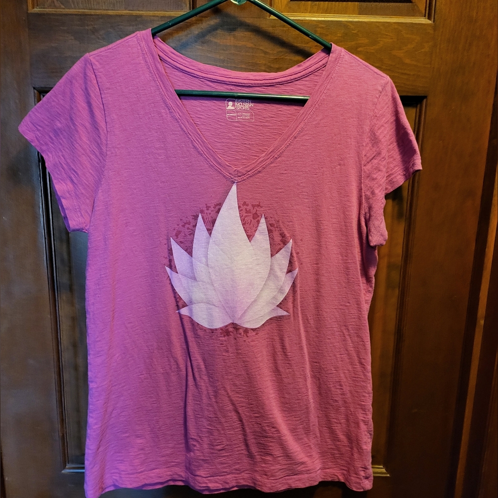 Women's Eastern Mountain Sports v-neck T-shirt. Size L. Pink. Yoga inspired.